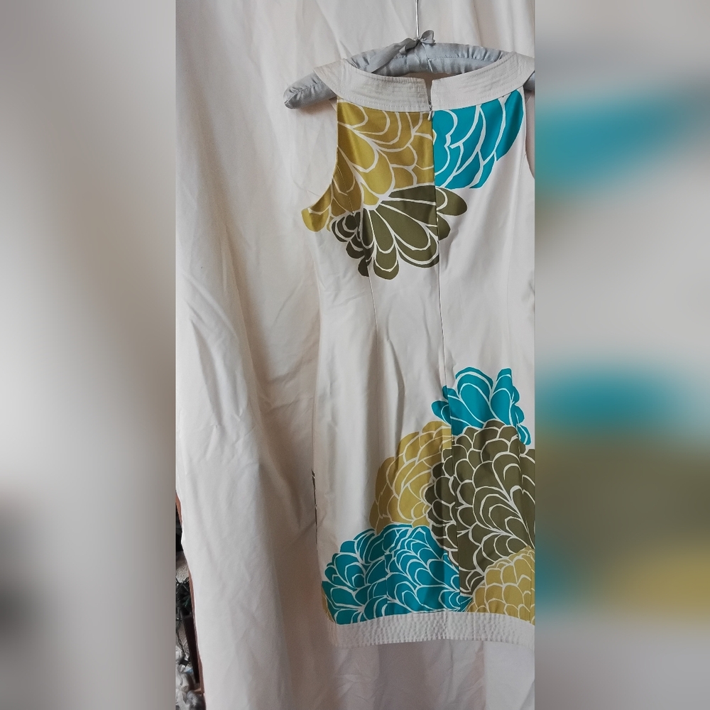 Sleeveless Floral Print Shift Dress in Cream, Teal & Olive